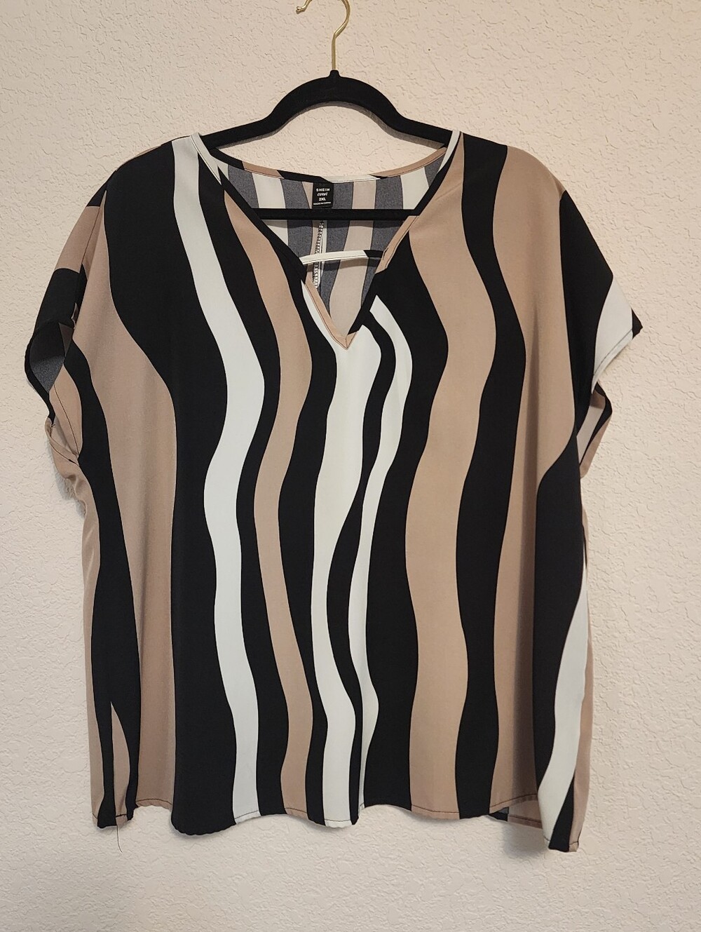 SHEIN Black Beige & White Wavy V-Neck Blouse